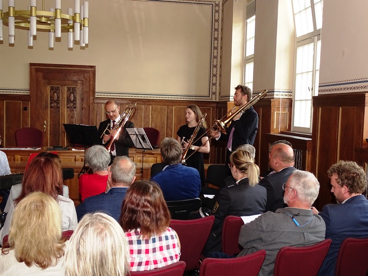 Musiker der Kreismusikschule Mansfeld-Südharz umrahmen die Veranstaltung musikalisch