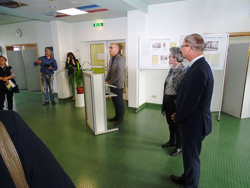 Schulleiter Wolfgang Schmidt begrüßt die Ausstellungsgäste
