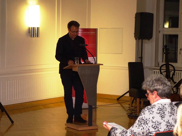 Dr. Kai Langer, Direktor der Stiftung Gedenkstätten, begrüßt Gäste der Veranstaltung