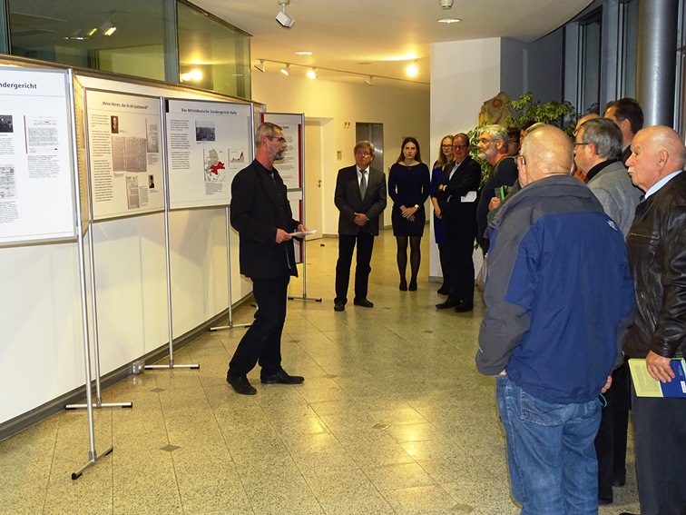 Herr Viebig, Leiter der Gedenkstätte "Roter Ochse" führt Gäste durch die Ausstellung