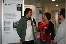 Jugendliche Schüler führen durch die Ausstellung