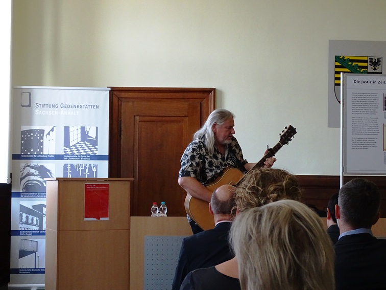 Jürgen Perl begleitete die Eröffnungsveranstaltung musikalisch
