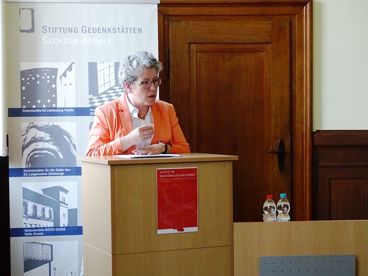 Ministerin Anne-Marie Keding richtet Grußworte an die Gäste der Ausstellungseröffnung