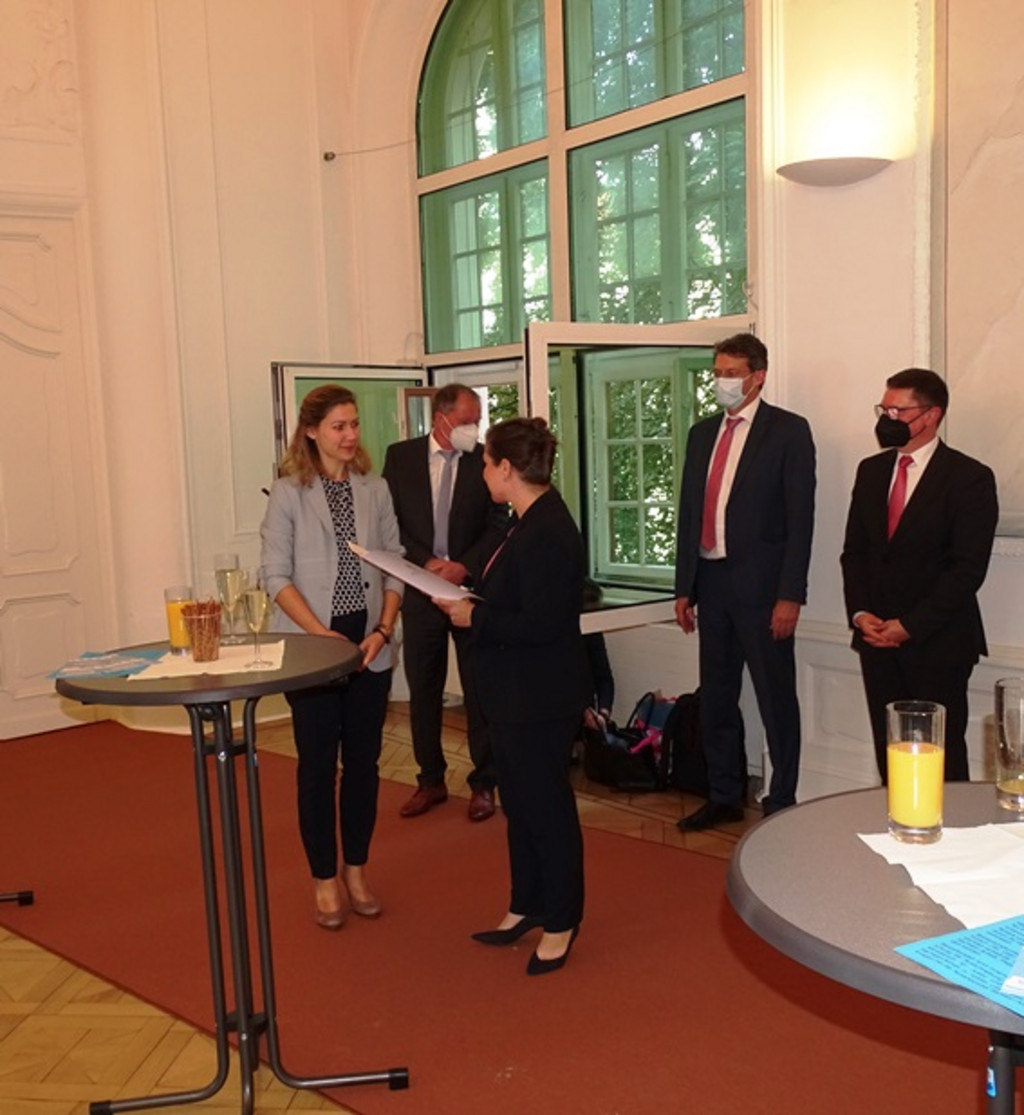 urkundenübergabe Ministerin Weidinger übergibt Urkunde an Absolventin