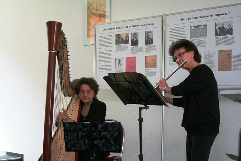 Musikalische Eröffnung der Ausstellung durch Rita Hartobanu (Harfe) und Daniela Apostol (Querflöte)
