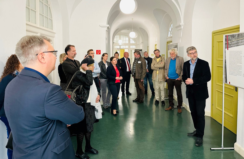 Besucher bei der Ausstellungsführung durch Dr. Bohse, Leiter der Gedenkstätte Moritzplatz.