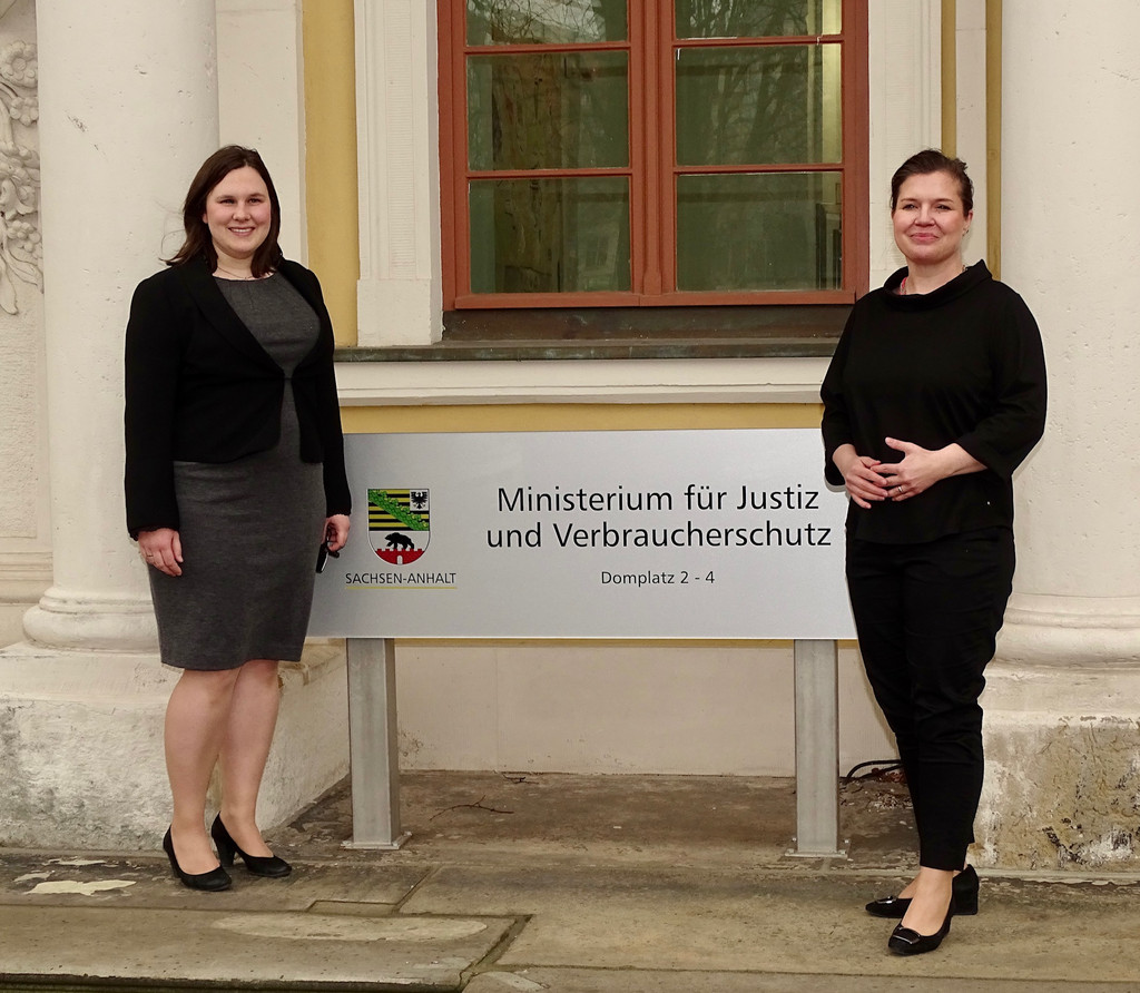 Sachsen-Anhalts Justizministerin Franziska Weidinger (re.) gratuliert der Absolventin Johanna Decher zum erfolgreichen Abschluss und zur Spitzennote Sachsen-Anhalts Justizministerin Franziska Weidinger (re.) gratuliert der Absolventin Johanna Decher zum erfolgreichen Abschluss und zur Spitzennote