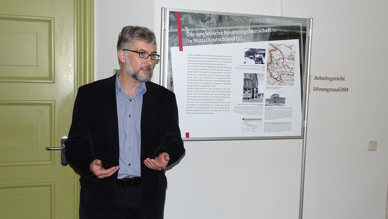 Der Leiter der Gedenkstätte Moritzplatz, Dr. Daniel Bohse, an einer der Schautafeln der Ausstellung im Oberlandesgericht Naumburg.