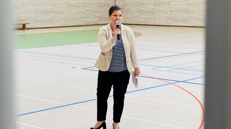 Ministerin Weidinger spricht vor Schülern und Lehrern