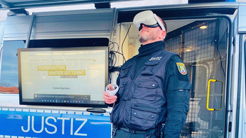 Ein Justizbeamter testet eine neue VR-Brille