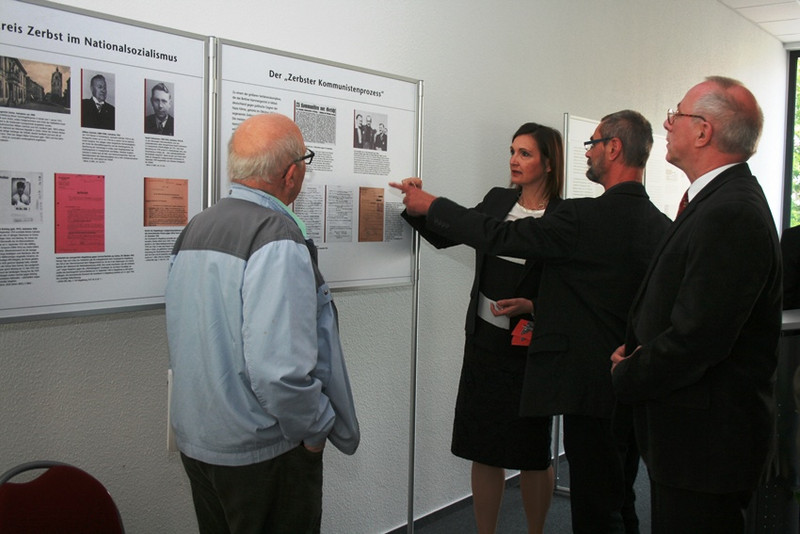 Michael Viebig, Gedenkstätte Roter Ochse Halle, im Gespräch mit Justizministerin und Gästen der Ausstellungseröffnung