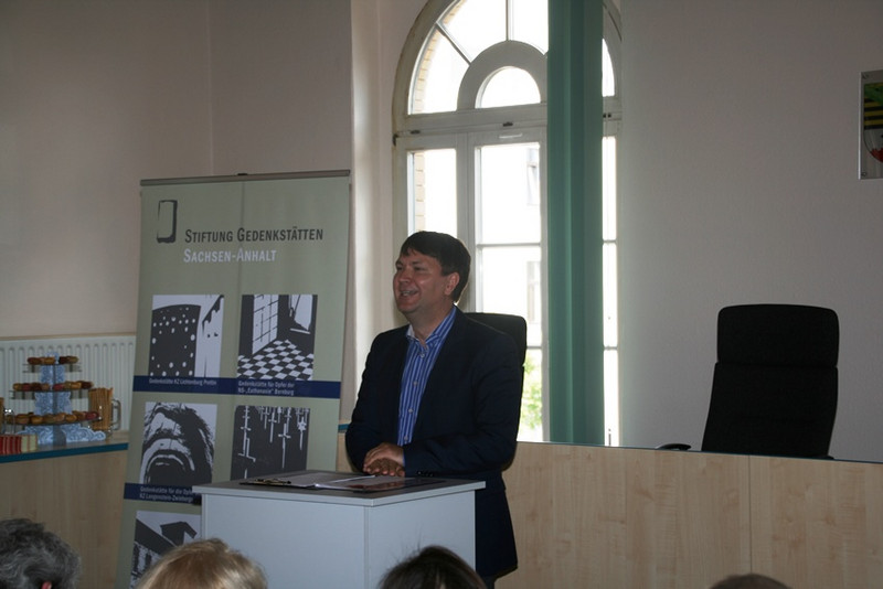 Direktor der Stiftung Gedenkstätten Sachsen-Anhalt, Dr. Kai Langer, begrüßt die Gäste der Ausstellungseröffnung