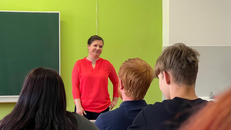 Ministerin Weidinger besucht Sekundarschule