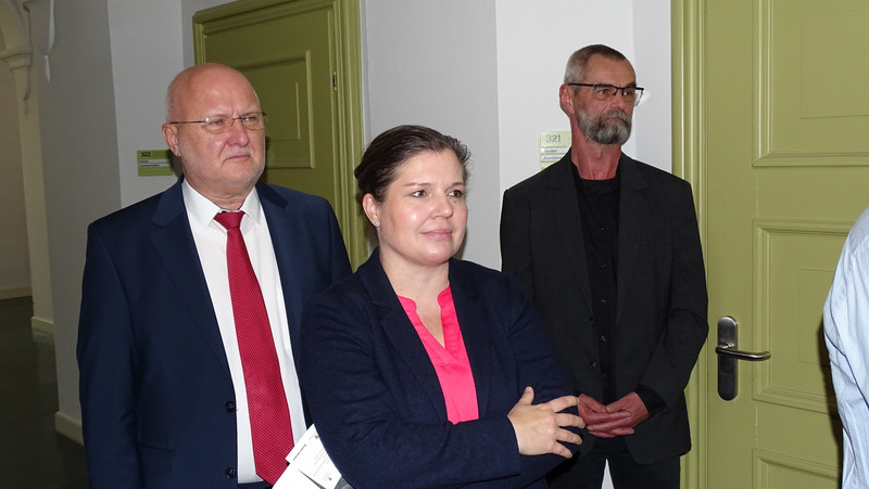 OLG-Präsident Dr. Uwe Wegehaupt, Justizministerin Franziska Weidinger und Leiter der Gedenkstätte ROTER OCHSE, Michael Viebig (v. l.). 