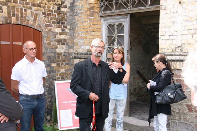 Herr Viebig, Leiter der Gedenkstätte "Roter Ochse", begrüßt die Gäste der Ausstellungseröffnung