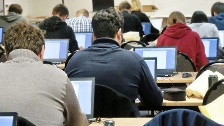 Studenten beim elektronischen Staatsexamen