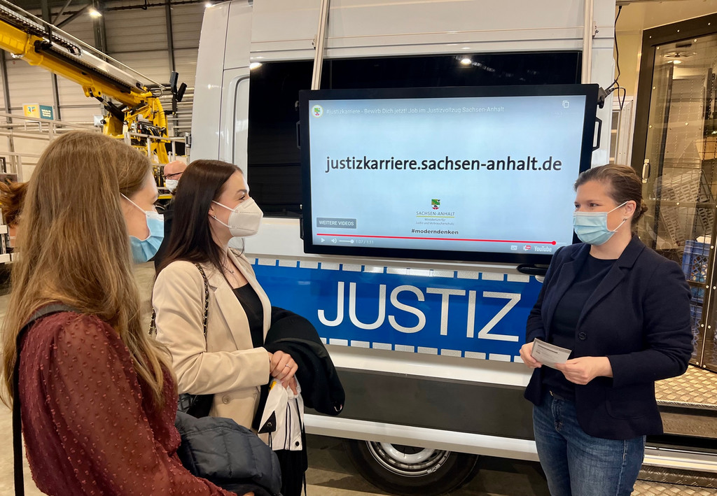 012_Justizministerin-Weidinger-auf-der-Chance-in-Halle Justizministerin Franziska Weidinger (rechts) im Gespräch mit interessierten Besuchern auf der Berufsmesse "Chance" in Halle (Saale)