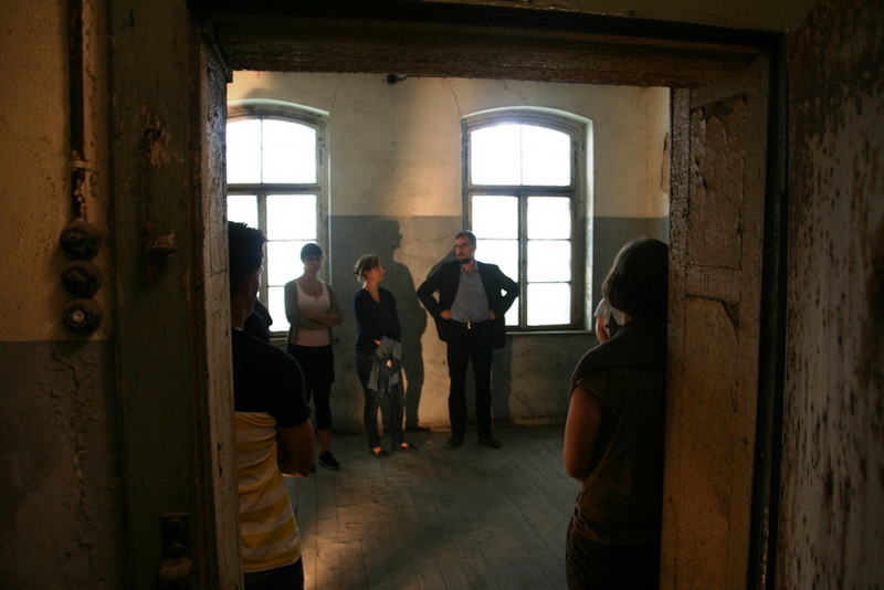 Dr. Daniel Bohse, Leiter der Gedenkstätte "Moritzplatz" führt Gäste durch die Ausstellung