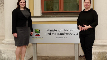 Sachsen-Anhalts Justizministerin Franziska Weidinger (re.) gratuliert der Absolventin Johanna Decher zum erfolgreichen Abschluss und zur Spitzennote